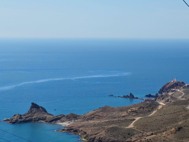 Punta Baja, el Arrecife de las Sirenas y el faro de Cabo de Gata.